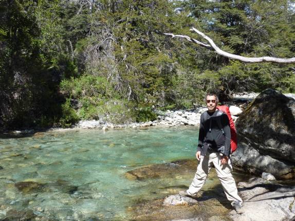 Atravessando rio no retorno do refúgio Jakob, região de Bariloche, na Argentina